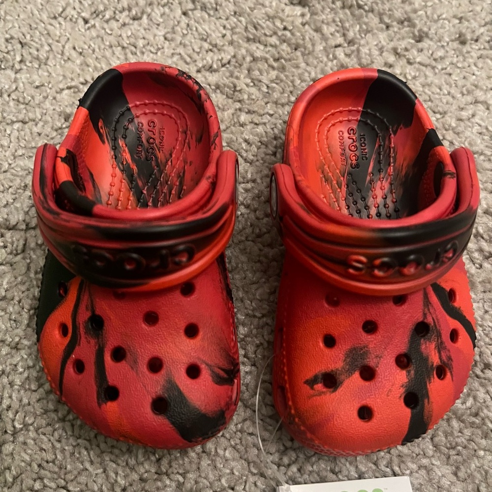 CROCS Kids Classic Clog in Red and Black Splash